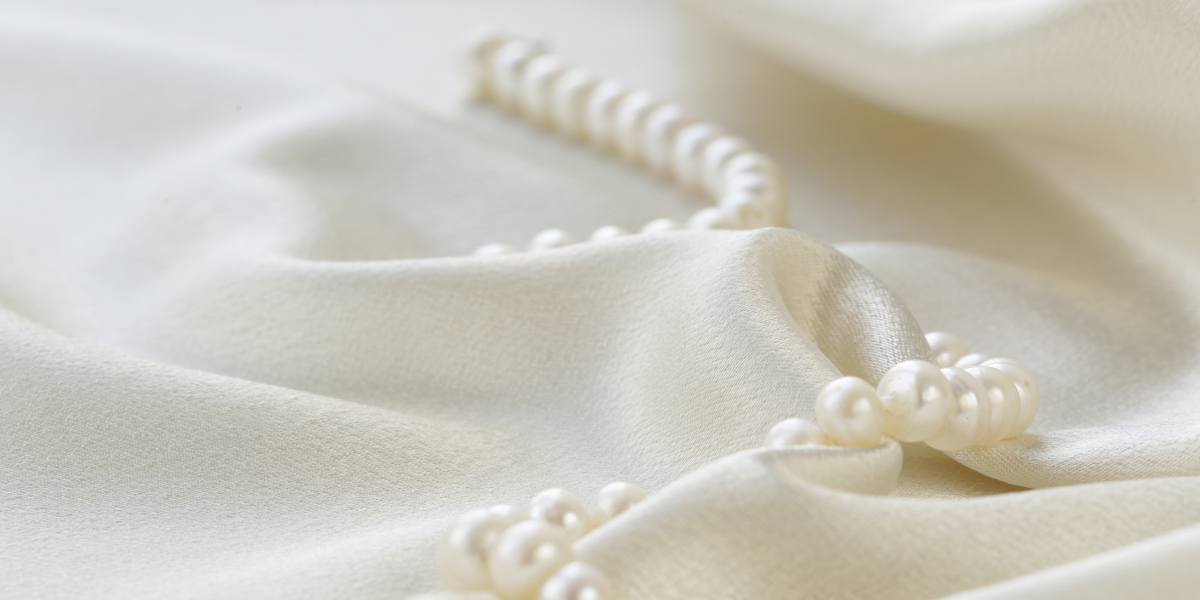 Silk as a gift: 17 options for the best gifts for family and friends, suitable for any occasion
